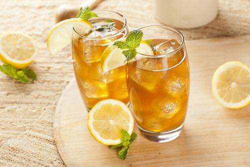 5 полезных и освежающих рецептов холодного чая на лето