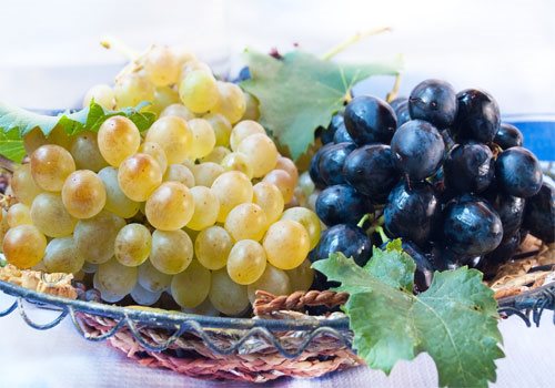 Что вам лучше: белый виноград или синий виноград?