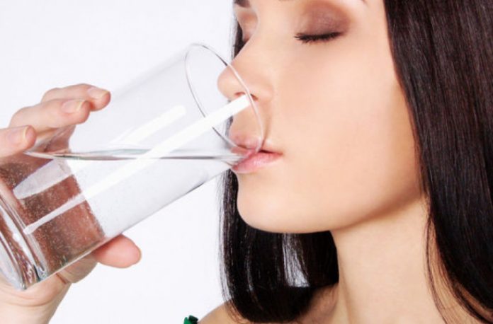 Вот что происходит с вашим телом, если вы пьете теплую воду каждое утро!