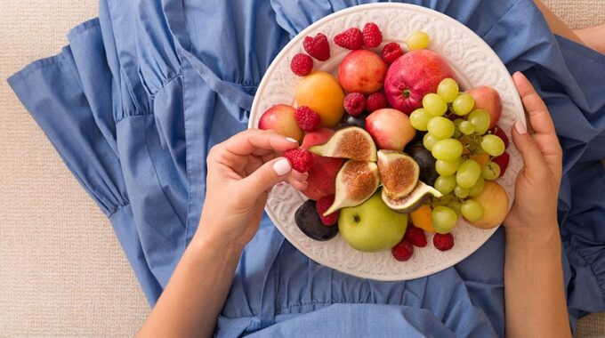 Почему фрукты нельзя есть во время еды, согласно Аюрведе