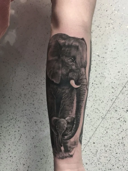 Татуировка слона на ноге