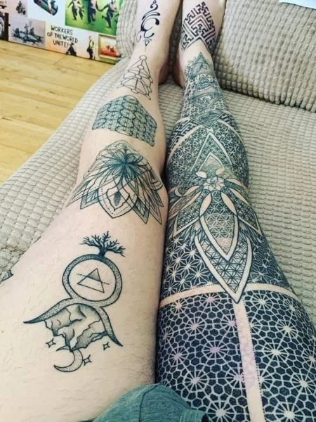 Геометрическая татуировка на ноге