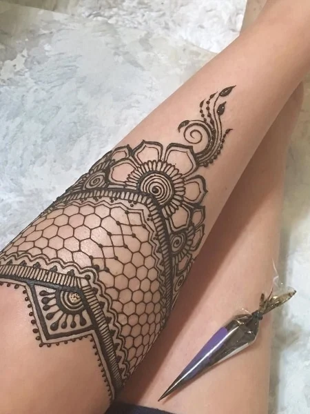 Татуировка на ноге хной