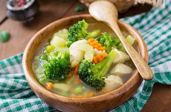 Лёгкий полезный куриный суп с брокколи