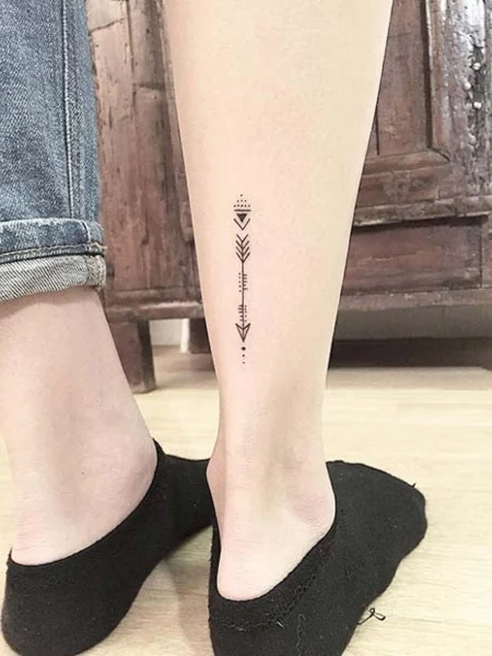Простые татуировки на ногах