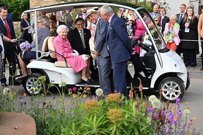 В мае 2022 года королеву сопровождал багги стоимостью 62 000 фунтов стерлингов из-за ее постоянных проблем с передвижением.