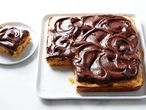 Диетический торт с шоколадной глазурью и сухофруктами
