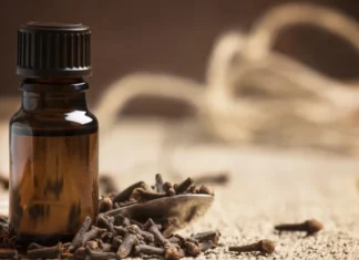 Гвоздика — одна из старейших и самых распространенных специй в мире, и ее польза для здоровья широко известна и ценится.